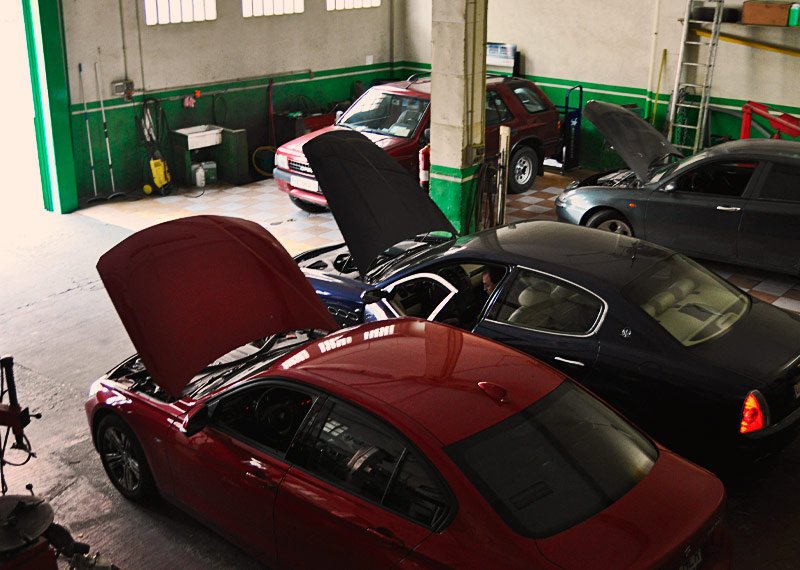 Coches aparcados en Talleres Zarauto esperando su reparación en Zaratán